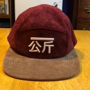 Qilo suede hat, burgundy with tan brim